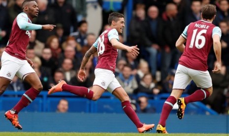 Manuel Lanzini (tengah) merayakan golnya ke gawang Chelsea.