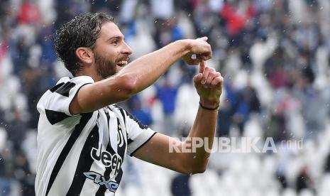 Manuel Locatelli merayakan setelah mencetak gol 3-1 pada pertandingan sepak bola Serie A Italia Juventus FC vs UC Sampdoria di Turin, Italia, Ahad (26/9). 