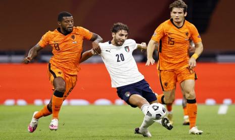 Manuel Locatelli (tengah) membuat debut di timnas Italia saat menghadapi Belanda pada laga UEFA Nations League.