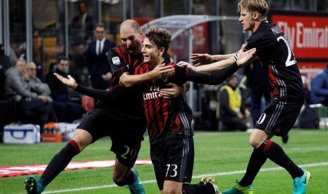 Manuel Locatelli (tengah) merayakan golnya ke gawang Juventus bersama Ignazio Abate (kanan) dan Gabiel Paletta pada laga Serie A, Ahad (23/10) dini hari WIB. Pada laga di stadion San Siro itu, AC Milan menang tipis 1-0.