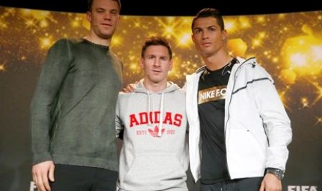 Manuel Neuer (kiri) bersama Lionel Messi (tengah) dan Cristiano Ronaldo dalam acara gala dinner FIFA Ballon d'Or 2014, Senin (12/1).