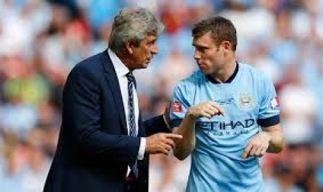 Manuel Pellegrini berbicara dengan James Milner