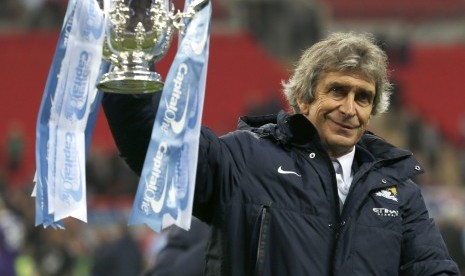 Manuel Pellegrini dan trofi Piala Liga Inggris.