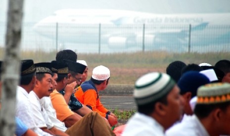 Manusia menjadi satu-satunya makhluk yang diciptakan dengan kedua tangan Tuhan.