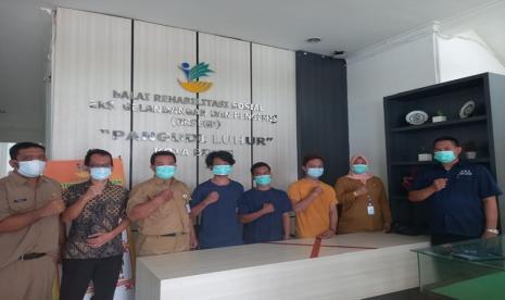 Manusia silver yang terjaring di Kota Depok mendapat pelatihan di Balai Rehabilitasi Sosial Eks Gelandangan dan Pengemis (BRSEGP) Pangudi Luhur Bekasi.