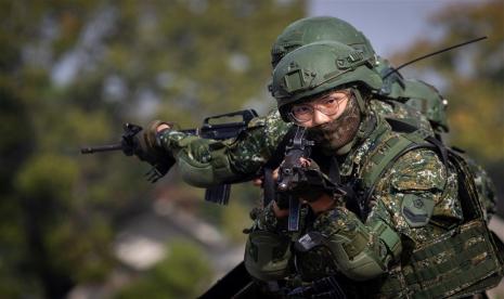  File foto manuver personel militer Taiwan dalam latihan selama kunjungan Presiden Tsai Ing-wen di pangkalan militer di Chiayi, Taiwan, 6 Januari 2023. Amerika Serikat (AS) telah menyetujui potensi penjualan senjata baru senilai 619 juta dolar AS ke Taiwan.