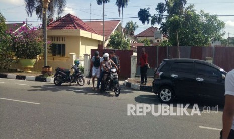 Mapolda Riau diserang oleh orang tak dikenal, Rabu (16/5) pagi. Dalam insiden tersebut, polisi melumpuhkan 4 orang terduga teroris dan saat ini masih mengejar satu orang sopir yang sebelumnya menerobos masuk ke dalam Mapolda Riau. 