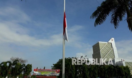 Mapolda Riau mengibarkan bendera setengah tiang selama 3 hari ke depan. 