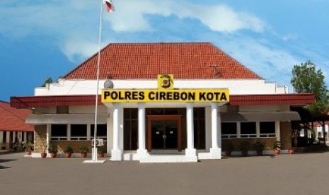 Karyawan Sejumlah Perusahaan Grebek Polresta Cirebon. Mapolresta Cirebon