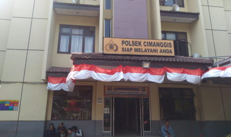 Mapolsek Cimanggis dijaga ketat aparat kepolisian Polresta Depok, Jumat (26/7). Polsek Cimanggis teletak di Jalan Raya Bogor Jakarta KM 33 Kelurahan Curug, Kecamatan Cimanggis, Kota Depok.