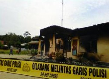 Mapolsek Tulang Bawang dibakar massa