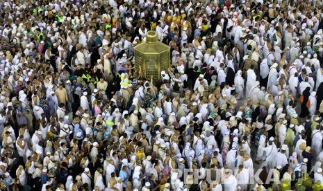 Keutamaan Sholat Dua Rakaat di Maqam Ibrahim. Foto: Maqam Ibrahim di antara ribuan jamaah yang bertawaf di Masjidil Haram (REUTERS/Ahmed Jadallah)