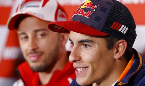 Marc Marquez (kanan) dan Andrea Dovozioso dalam sesi konferensi pers GP Jepang, di Sirkuit Motegi, Kamis (12/10).