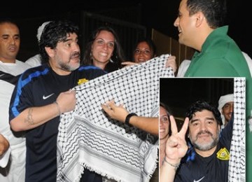 Maradona ketika menerima syal dari pendukung dan mengatakan 'Viva Palestina'