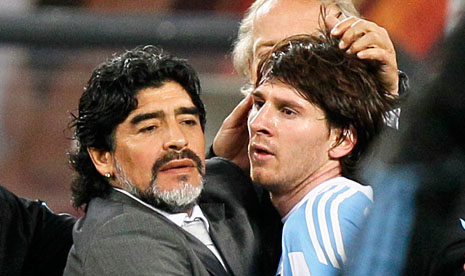 Maradona (kiri) dan Lionel Messi.