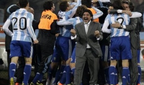 Maradona, para pemain, dan ofisial Argentina merayakan kemenangan atas Meksiko di babak 16 besar Piala Dunia 2010, Senin dinihari WIB (28/6).