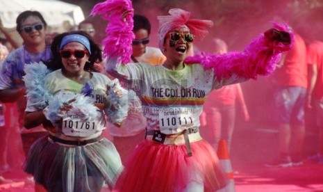 Marathon The Color Run di Kawasan Senayan, Jakarta, Ahad (26/1).  (Republika/Yasin Habibie) 