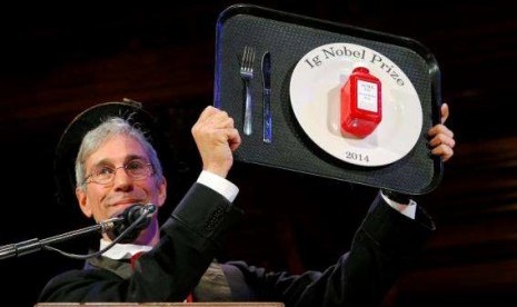 Marc Abrahams, Master of ceremonies and editor of the Annals of Improbable Research, holds one of this year's prizes at the 24th First Annual Ig Nobel Prizes awards ceremony at Harvard University in Cambridge, Massachusetts September 18, 2014.