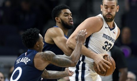  Marc Gasol (kanan) jadi bintang kemenangan Mempis Grizzlies atas tuan rumah Minnesota Timberwolves. Di pertandingan itu Grizzlies menang 100-87. 