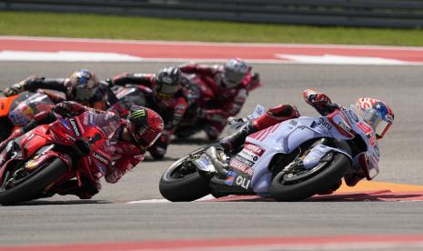 Marc Marquez (93), dari Spanyol, memimpin melalui tikungan pada balapan motor Grand Prix MotoGP Amerika di Sirkuit Amerika, Ahad, 14 April 2024, di Austin, Texas.