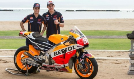 Marc Marquez dan Dani Pedrosa bersama motor baru mereka, Honda CBR250R Champion Edition.