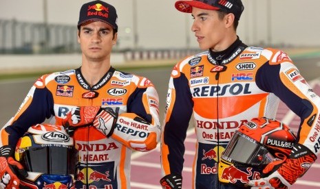 Marc Marquez dan Dani Pedrosa (kiri).