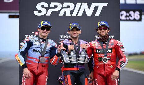 Marc Marquez dari Gresini Racing (kiri) mengapit pembalap Prima Pramac Racing Jorge Martin (tengah) bersama Enea Bastianini dari Ducati Lenovo Team dalam perayaan kemenangan di podium balapan Sprint MotoGP. Martin menjadi yang tercepat dalam balapan Sprint yang jadi bagian dari GP Australia di Sirkuit Phillip Island di Phillip Island, Australia, Sabtu (19/10/2024).