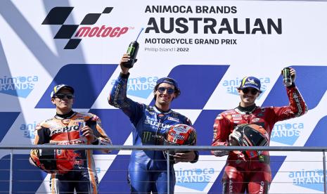 Marc Marquez dari Spanyol (kiri) Alex Rins dari Spanyol, dan Francesco Bagnaia dari Italia, kanan, merayakan di podium setelah balapan MotoGP di Grand Prix Sepeda Motor Australia di Phillip Island, Australia, Ahad, 16 Oktober 2022. Rins menang balapan, Marquez menempati posisi kedua dan Bagnaia ketiga. 