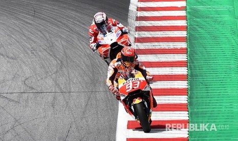 Marc Marquez (Honda Repsol) dan Andrea Dovizioso (Ducati) dalam sebuah balapan MotoGP Austria di Sirkuit Spielberg Ring, Austria, beberapa waktu lalu. 