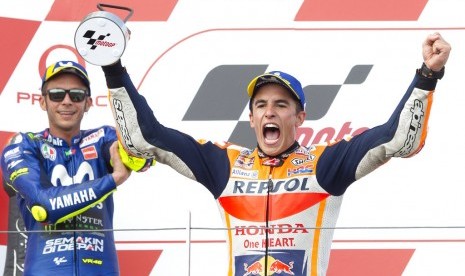 Marc Marquez (kanan) dan Valentino Rossi di podium juara GP Jerman.