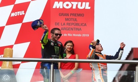 Marc Marquez (kanan) merayakan kemenangan di GP Argentina, sementara Valentino Rossi dari tim Yamaha (kiri) meraih posisi kedua