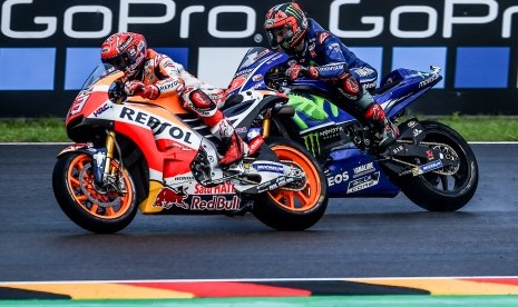 Marc Marquez (kiri) dan Maverick Vinales saat balapan di GP Jerman, Sirkut Sachsenring, 1 Juli lalu.