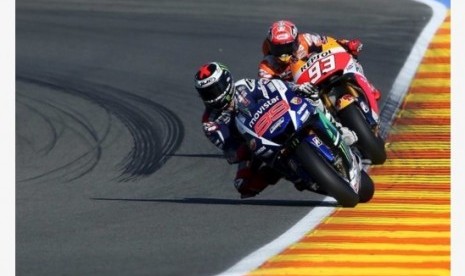 Marc Marquez membuntuti Jorge Lorenzo dalam GP Valencia.