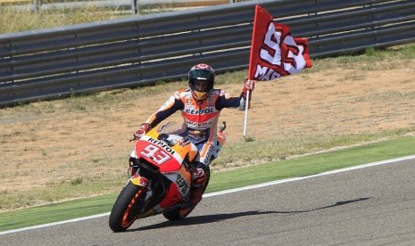 Marc Marquez merayakan keberhasilan menjuarai GP Aragon, Ahad (24/9).