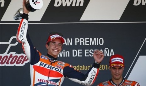 Marc Marquez merayakan kemenangannya di podium sirkuit Jerez, Spanyol, Ahad (4/5).