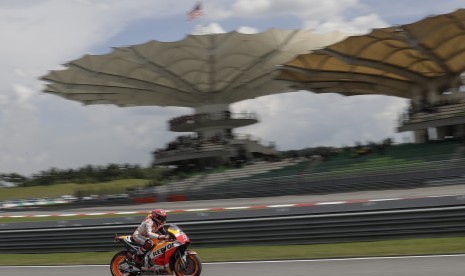 Marc Marquez saat sesi kualifikasi GP Malaysia di Sirkuit Sepang, Sabtu (28/10).