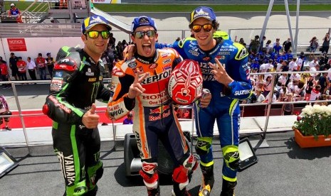 Marc Marquez (tengah), Alex Rins (kanan), dan Johann Zarco berpose di podium GP Malaysia, Ahad (4/11).