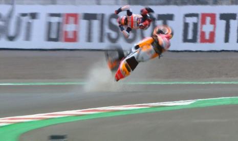 Marc Marquez terjatuh keras saat sesi pemanasan di MotoGP 2022 seri kedua di Mandalika International Street Circuit, Nusa Tenggara  Barat (NTB), Indonesia, Ahad (20/3/2022).