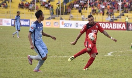 Marcel Silva (kanan) salah satu pencetak gol Semen Padang lawan Persela Lamongan.