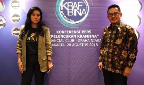 Marcella Zalianty dan Ketua KRAFBINA, Luwi Saluadji Purboningrat, dalam acara peluncuran KRAFBINA di Financial Club Graha CIMB Niaga Jakarta.