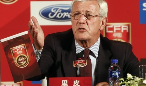 Marcello Lippi memberikan keterangan pers di Beijing, Cina, Jumat (28/10). Lippi ditunjuk sebagai pelatih timnas Cina pada pekan ini.