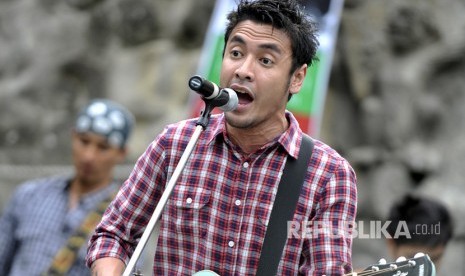 Marcello Tahitoe (Ello) didapuk menjadi vokalis grup band Dewa 19. Ilustrasi.