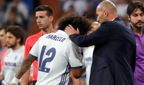 Marcelo dihibur oleh pelatihnya Zinedine Zidane saat keluar lapangan aibat cedera.