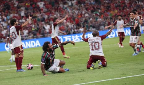 Marcelo (kedua kanan) dari Fluminense mendapat hadiah penalti dalam laga semifinal Piala Dunia Antarklub FIFA 2023 antara Fluminense FC dan Al Ahly di Jeddah, Arab Saudi, Selasa (19/12/2023) dini hari WIB.. 