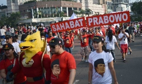 Marching Band Sahabat pasangan calon presiden-wakil presiden Prabowo-Hatta beraksi memainkan musik saat car free day di Bundaran HI, jakarta, Ahad (25/5).