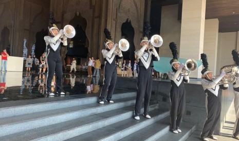 Marching di bandara Bali sambut kedatangan tamu pernikahan putra Rampunjabi.