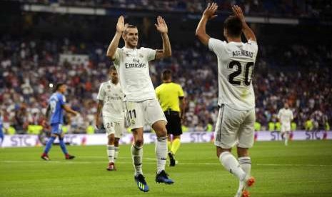 Marco Asensio (kanan) bersama Gareth Bale.