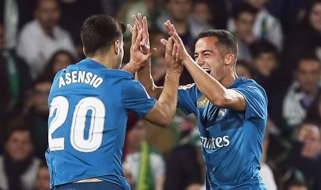 Marco Asensio (kiri) merayakan gol dengan rekannya Lucas Vazquez (kanan). 