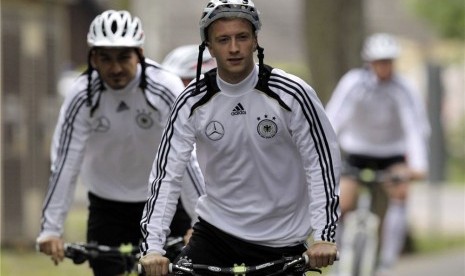 Marco Reus, pemain timnas Jerman, mengendarai sepeda dalam pemusatan pelatihan jelang Piala Eropa 2012 di Gdansk, Polandia, Selasa (5/6). 