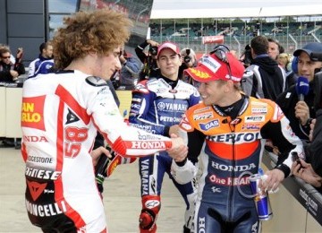 Marco Simoncelli (kiri) bersalaman dengan Casey Stoner sementara Jorge Lorenzo (tengah) menyaksikannya.